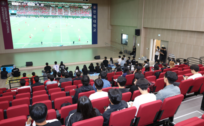 "교장이 월드컵 보여준 교사 색출 지시" 주장에…수습 나선 교육청