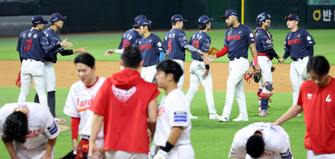 [포토]'연패탈츨 성공이다!' 승리자축하는 롯데선수들
