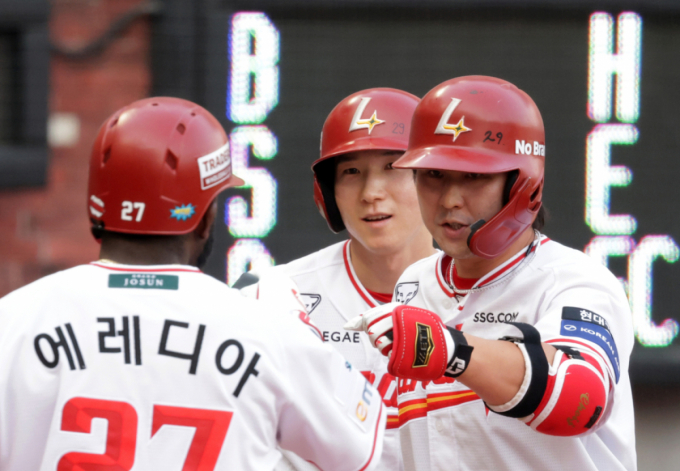 '아, 또 한 세대가 지다니!' 소년장사 최정, 3루수 서서히 내려놓는다→SSG 이숭용 감독 "고명준 콜업 후 3루수 기용"