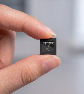 에티포스가 개발한 ESAC 국내 최초 5G-V2X 통신 모뎀칩/사진제공=에티포