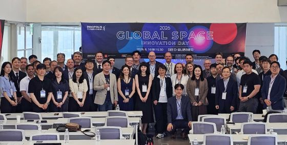 16일 대전 사이언스콤플렉스에서 개최된 '2026 한-유럽 Global Space Innovation Day' 행사에서 참석자들이 기념촬영을 하고 있다/사진=연구개발특구진흥재단 