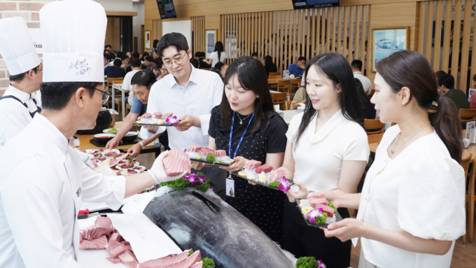 "어민님들 돈쭐 내드릴게요"…동원, 구내식당에 참치 200㎏ 풀었다