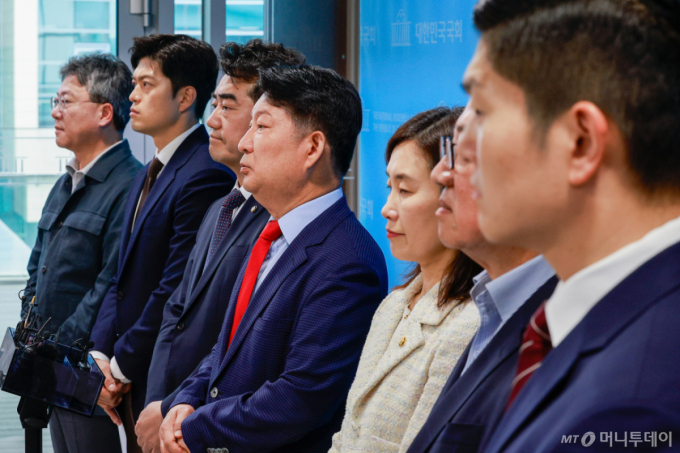 국힘 권영진 "장동혁, 신뢰 잃어…사퇴 안하면 당 수렁으로"
