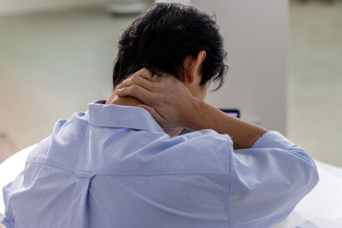 "일자목·거북목 다음은 너냐?"…신경 마비 부르는 뒷목에 '이것'