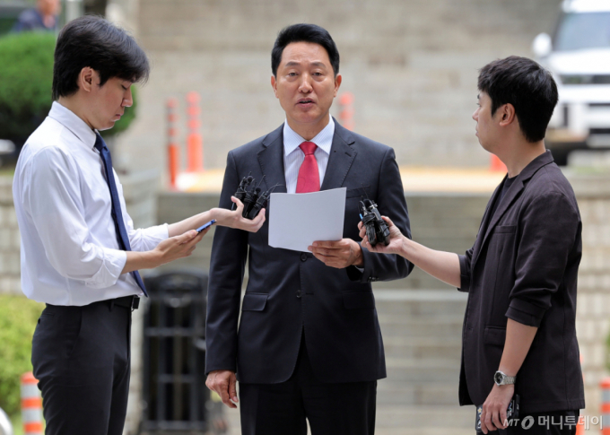 與 "오세훈 서울시장 여론조사 비용 대납 의혹 신속 선고해야"