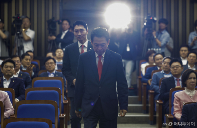 국힘, '張 거취' 놓고 쳇바퀴…"사퇴 없음 찌질이"vs"대안 없는 미래"