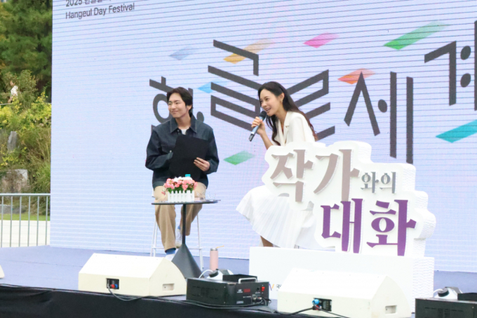 [전시로 읽는 시대감각] 박물관도 프라다를 입을 수 있을까?