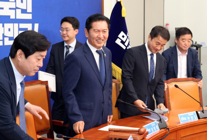 金·鄭, 오늘 대통령 귀국길 마중… 당청 불화설 진화 나선다
