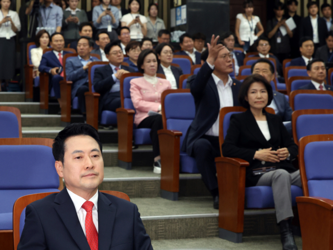 고성 오간 국힘 의총 "張 나가라"
