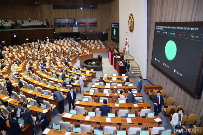 '투표용지 부족 사태' 국조 계획서 본회의 의결…원 구성 난항
