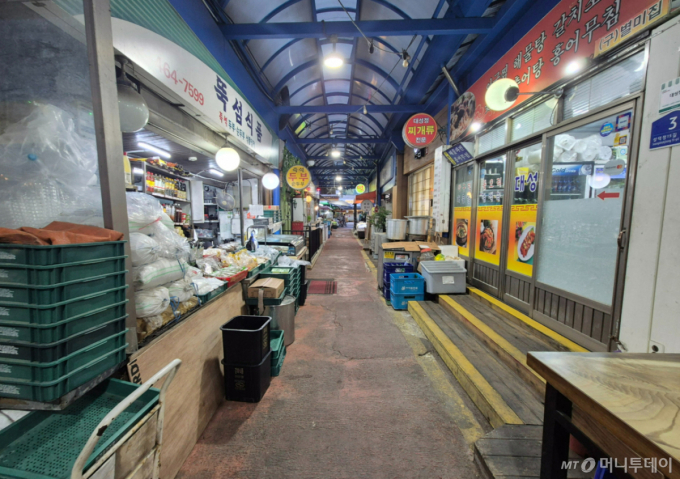 "마트 닫고 매출 반토막" 시장 상인 곡소리…진짜 위협은 '이것'[르포]