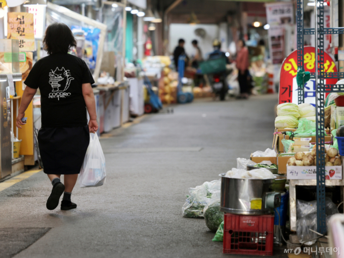 마트 의무휴업일, 전통시장 살리기 효과 없다...'낡은 규제'의 한계