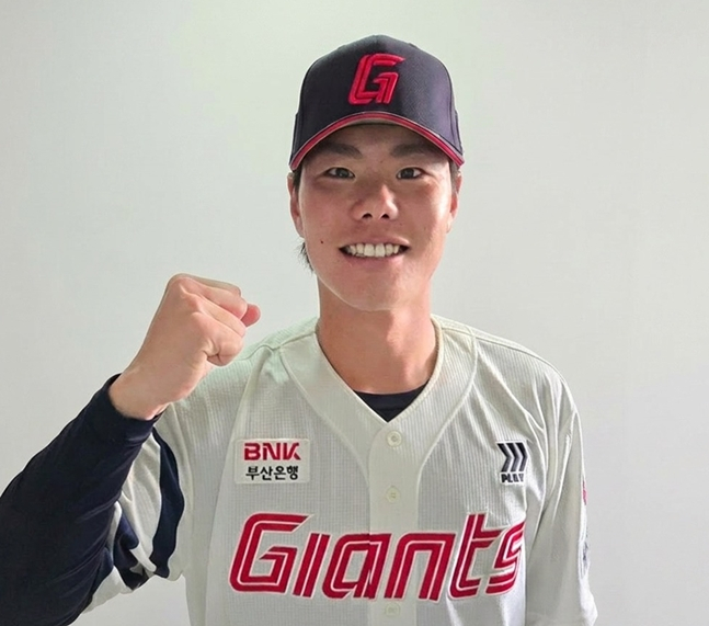 [오피셜] '쿄야마 교체' 결단 내린 롯데, '대만 실업리그 ERA 1위' 이이무라 영입→최고 구속 153㎞