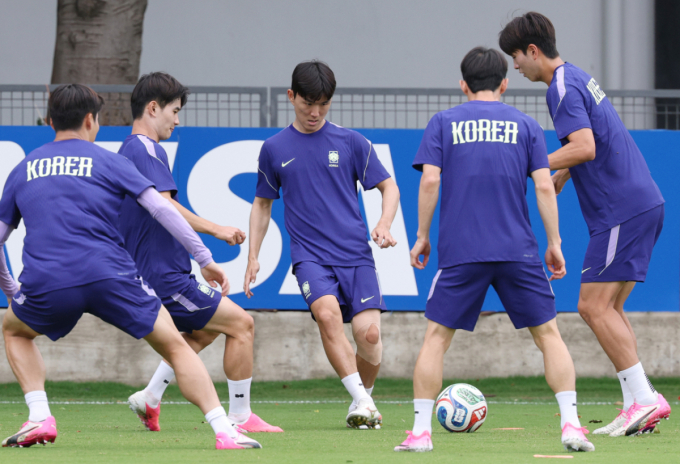 [포토] 황인범 '정교한 찌르기'