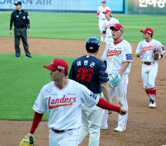 '4연패 탈출' 잠시 보류, SSG-롯데 11회 연장 끝 2-2 무승부... '동반 QS' 선발 역투 빛 바랬다 [인천 현장리뷰]