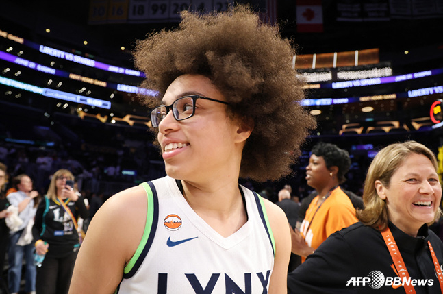 "고글 쓴 원더우먼" 괴물 루키 등장에 WNBA 열광... 상대팀 에이스 "남자가 뛰는 줄, 진짜 잘한다"