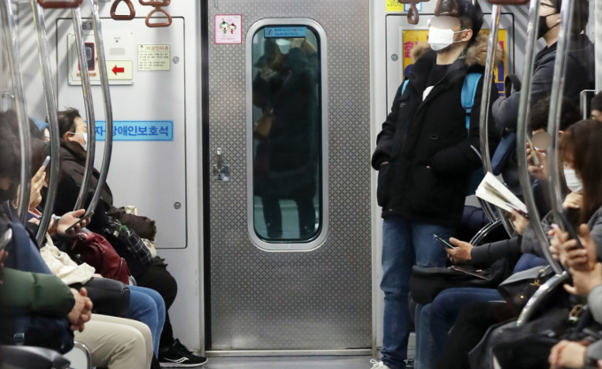 지하철서 자리 다투다 '퍽'…여성 폭행한 중년 남성 도주, 경찰 수사