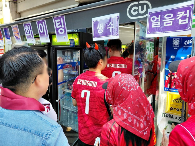 "대한민국" 외치자 얼음·맥주 동났다…멕시코전 편의점 매출 급증