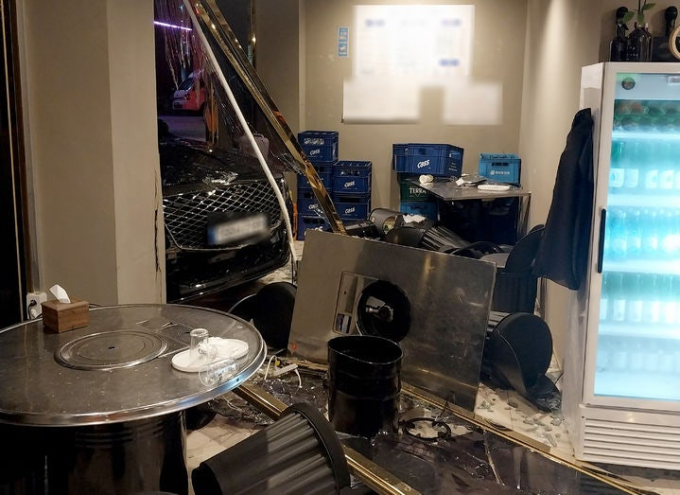 SUV 몰고 식당 안까지 돌진한 음주 운전자…인명 피해는 없어