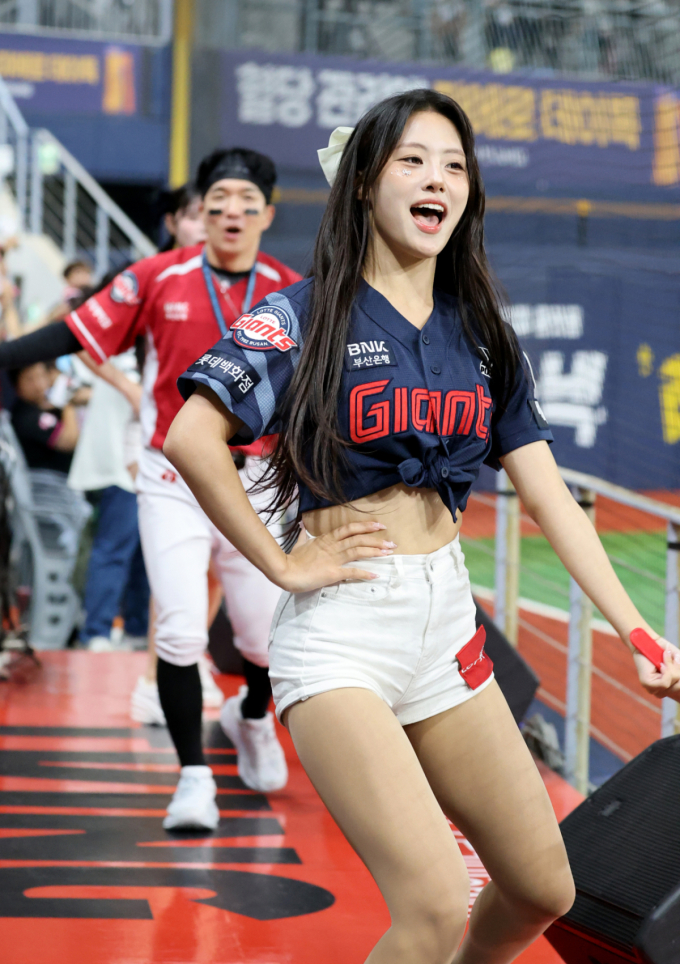 [포토]'4연승 도전이라 응원도 더 신난다' 롯데 응원단장 조지훈과 치어리더 오효정