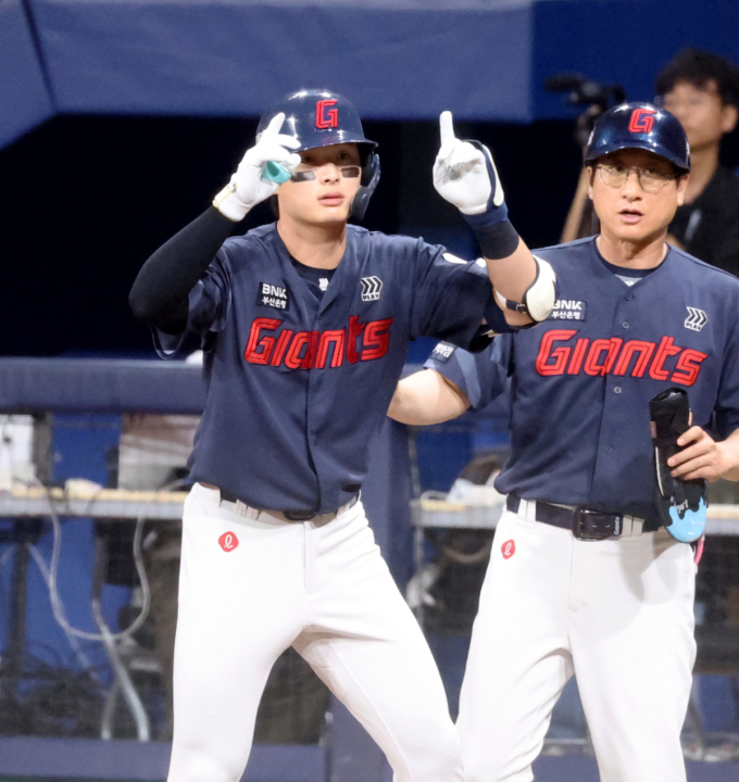 [포토]'6회초 1점 더 달아난다!' 적시타 윤동희