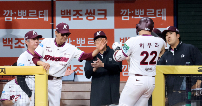 [포토]'설종진 감독 축하받는' 키움 4번타자 히우라