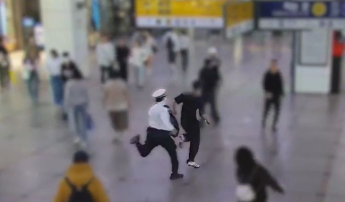 무단횡단 걸리자 도주…알고 보니 '5개 혐의' 수배범