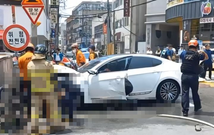부산서 70대 운전차량 인도 덮쳐…60대 행인 숨져