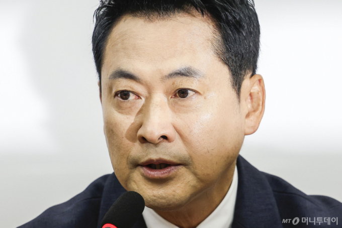 버티는 장동혁, 꺼지지 않는 '교체론'…국민의힘 전대 내년으로?