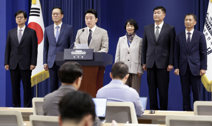 靑홍보수석 성기홍·민정 한찬식·사회 김경자