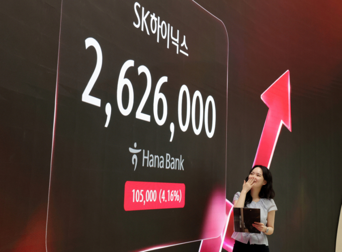 "SK하이닉스, 실적 변동성 낮춰…목표가 430만원"-한화