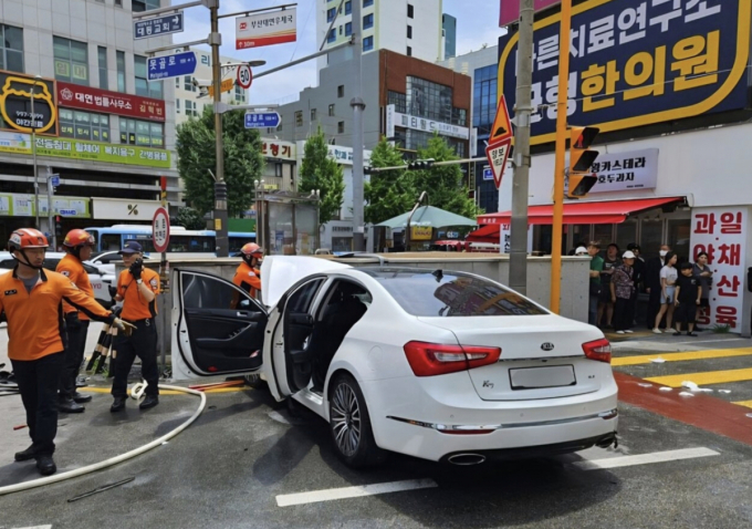 딸과 길 걷던 40대 엄마 참변…인도 덮친 70대 운전자 차량