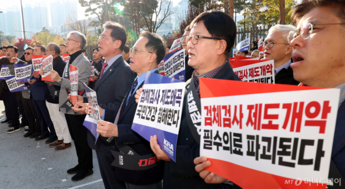 "과다보상" vs "줄이면 더 손해" 검체검사 '칼질' 앞두자 의사들 '시끌'