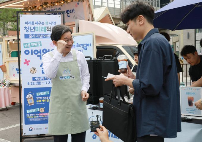 출근길 청년 만난 이억원…"청년미래적금은 자산형성 사다리"
