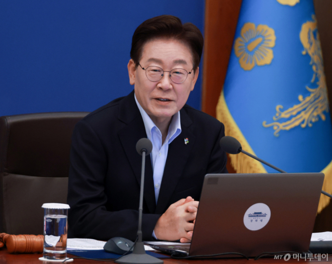 [속보]이 대통령 "주식 매각 청산 시일 단축, 내년 하반기 시행? 단축하길"