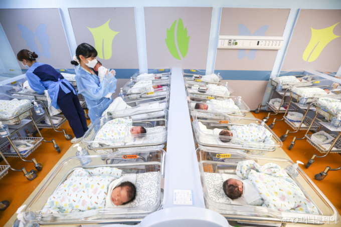 가사노동 73% 여전히 여성 몫…남성보다 2.7배 더 일한다