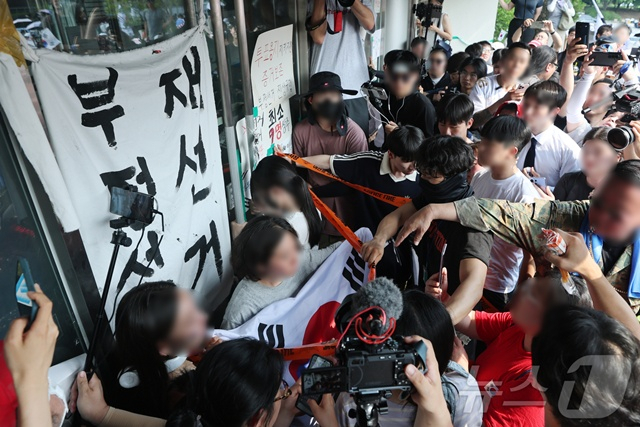"출입 막고 가방까지 뒤졌다"... 어른들 시위에 수모 겪은 U-20 핸드볼 대표팀, 유승민 '격려'