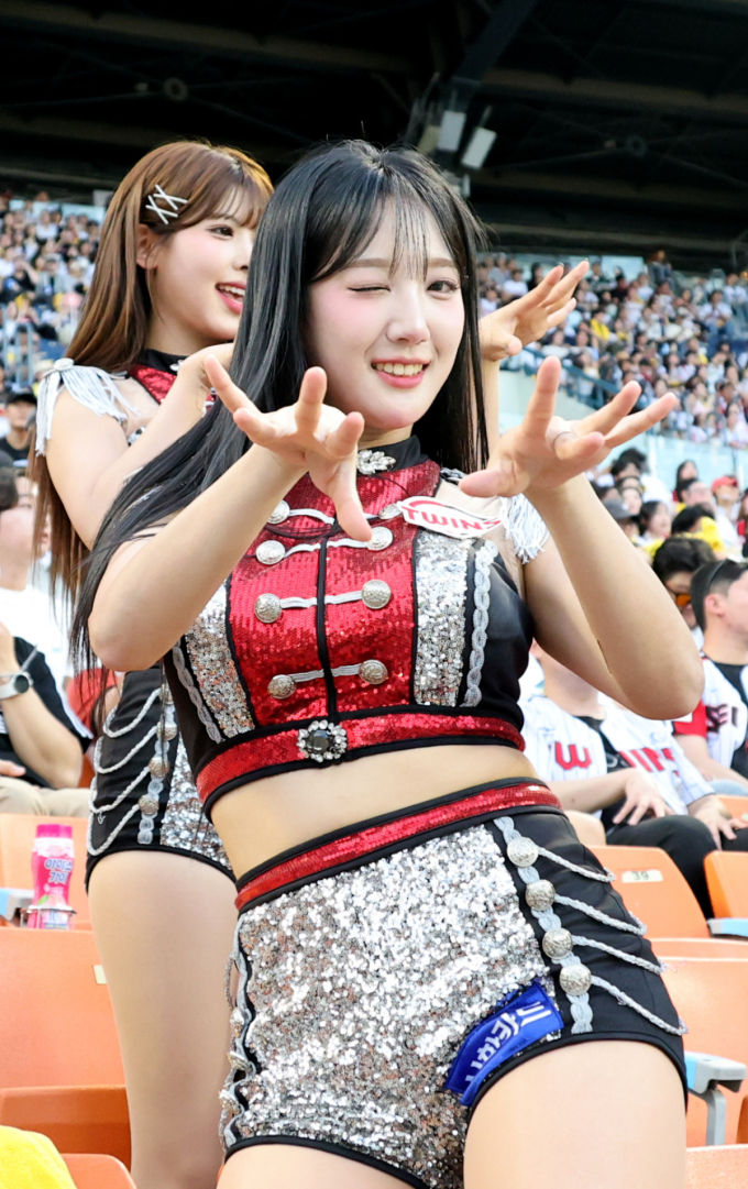 [포토]'무더위 윙크로 날려!' 삼성전 열띤 응원펼치는 서여진