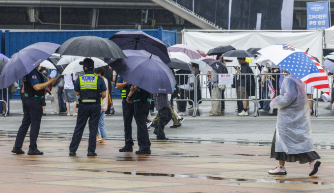 "돈 내고 공연 못 봤다"...'잠실 시위'에 콘서트 줄차질, 손배 청구 될까