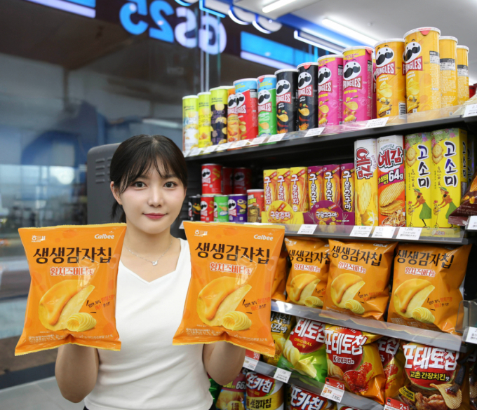 "허니버터칩 비결 담았다"…GS25·해태제과, 황치즈버터맛 감자칩 출시
