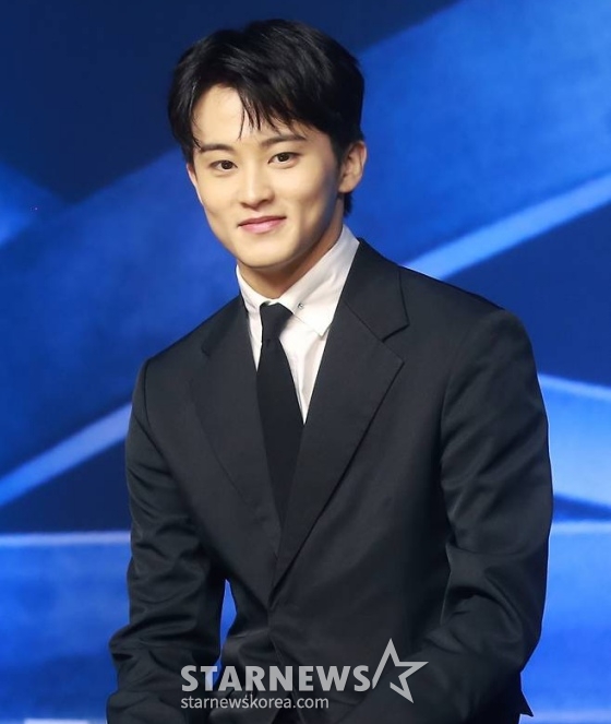 마크, '인종차별 문양' 티셔츠 논란에 "실망 시켜드려 죄송"