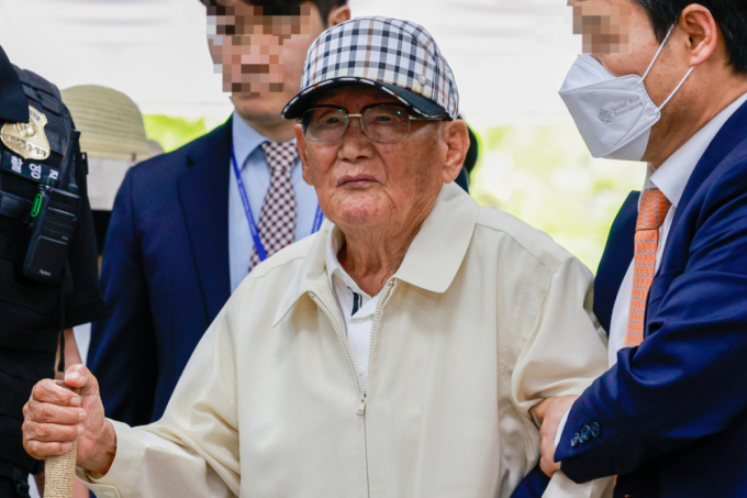 신천지 이만희 영장심사 출석…"국힘 당원가입 지시했나" 질문에 침묵