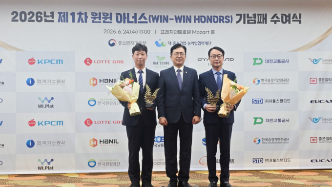 김성진 스탠다드에너지 상무, 이병권 중소벤처기업부 제2차관, 이광축 대전교통공사 사장이 기념촬영하고 있다./사진제공=스탠다드에너지