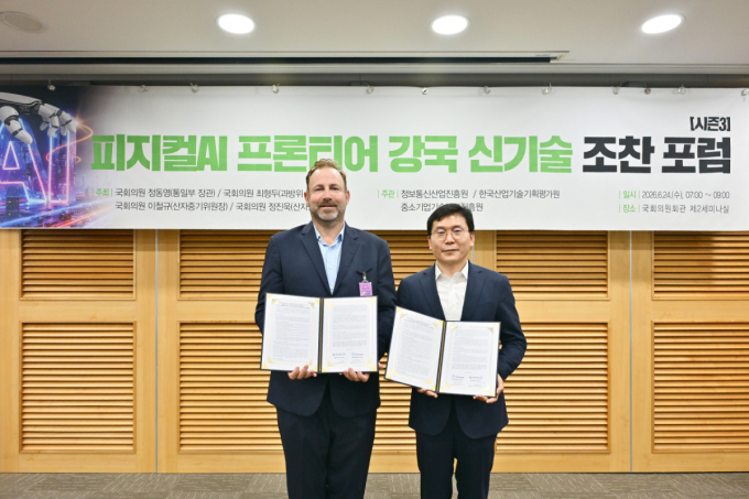 스티븐 파탁 블레이즈 CRO(최고매출책임자, 왼쪽)와 박윤하 스피어에이엑스 대표가 업무협약을 맺고 있다. /사진=스피어에이엑스 제공