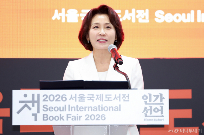 "책이 가진 힘 특별" 국제도서전 찾은 김혜경 여사…'文의 독서노트'도 구매