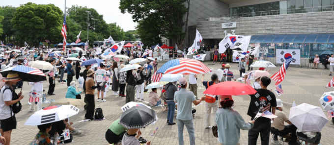 "잠실 시위에 콘서트 취소"...박서진 못 보는데 손해배상 누가?