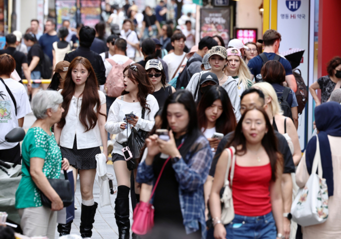 "한국서 돈 더 쓰다 가자" 출국도 미룬다...고환율에 관광객 '방긋'