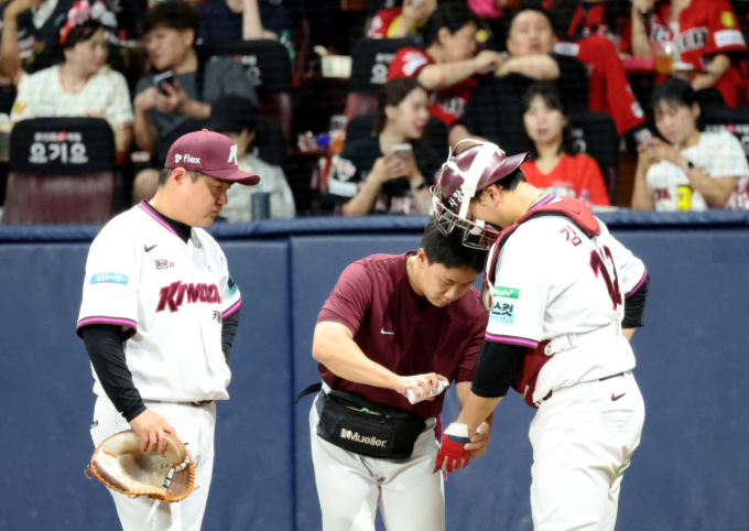 [포토]'더이상은 안되겠습니다' 6회초 바운드된 볼에 손목부위 맞은 김건희