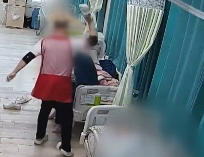 치매노인 숨지게 한 요양보호사 "쌍방 폭행"...CCTV 본 재판부의 일침