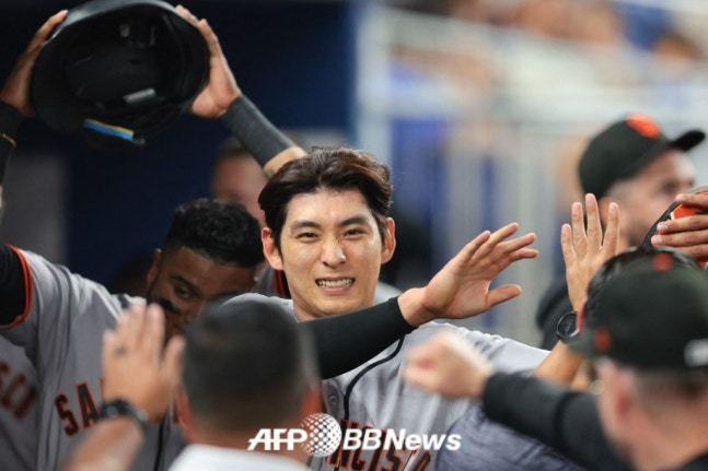[속보] '이정후가 축구해라' 홈런포 이어 또 터졌다! 첫 타석부터 2루타 작렬 '타율 0.333 전체 2위 등극'